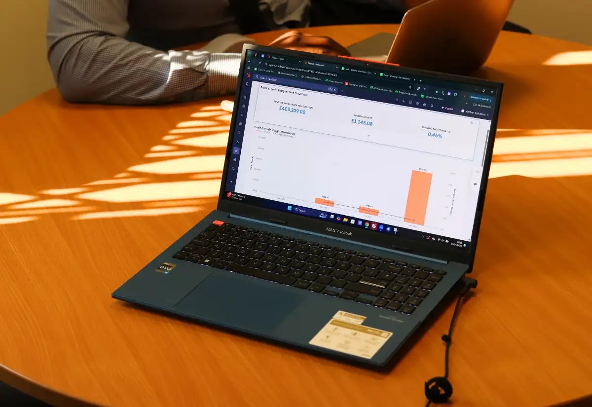 Laptop-Showing-HubSpot-Dashboard
