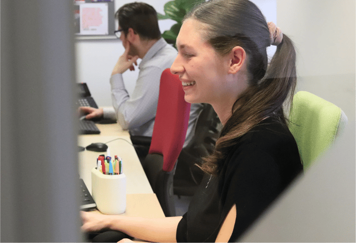 Sophie from JDR reading the ultimate guide for e-commerce PPC success.