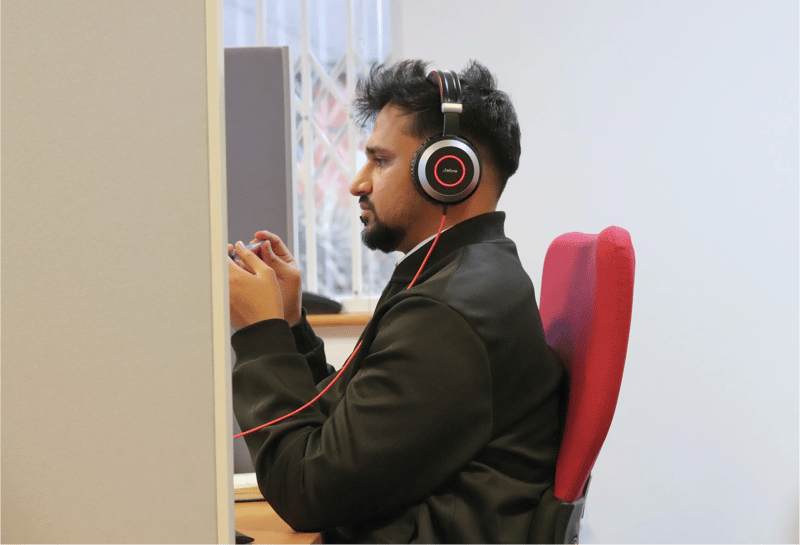 Jeel from JDR reading the ultimate guide for e-commerce PPC success.