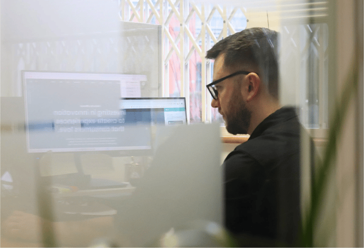 James from JDR reading the ultimate guide for e-commerce PPC success.