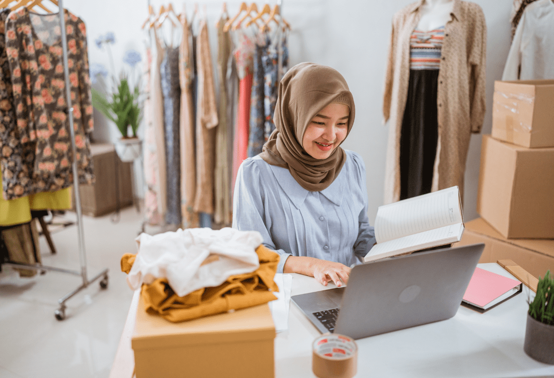 Entrepreneur engaging with customers via different inbound marketing methods to help improve their online customer retention for their e-commerce business.